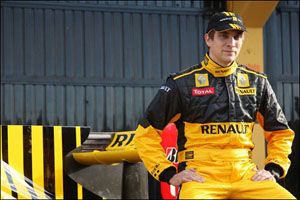 Виталий Петров представил новые цвета команды Lotus-Renault GP